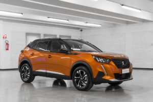 Peugeot 2008 130CV orange km0 lato